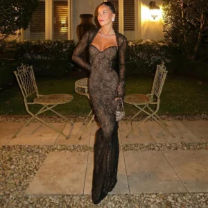 Robe longue noire en dentelle manches longues