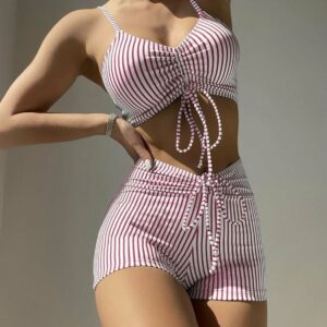 Ensemble maillots short à rayure.